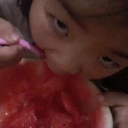 抓拍宝宝吃瓜视频,萌化网友心
