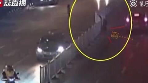 翻护栏吃瓜,揭秘网络热点的背后故事