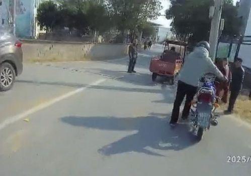 男子车祸吃瓜图片,吃瓜群众围观成焦点