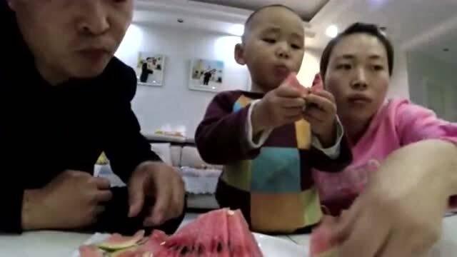 老婆孩子吃瓜,共享家庭温馨时光